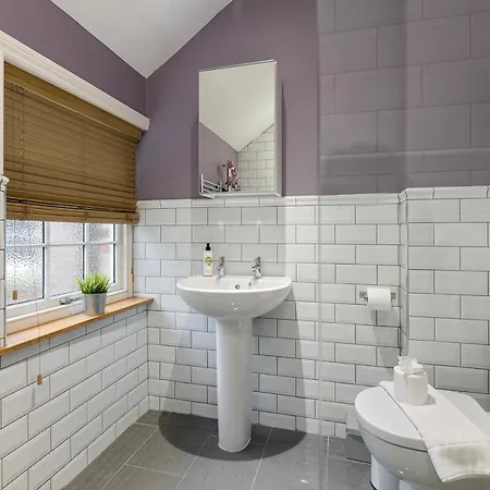 No 6 - Wisteria - Pass The Keys Сasa de vacaciones