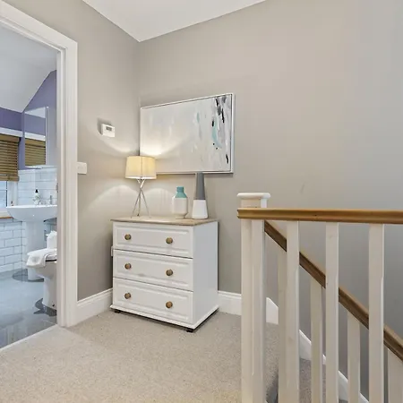 No 6 - Wisteria - Pass The Keys Γιορκ